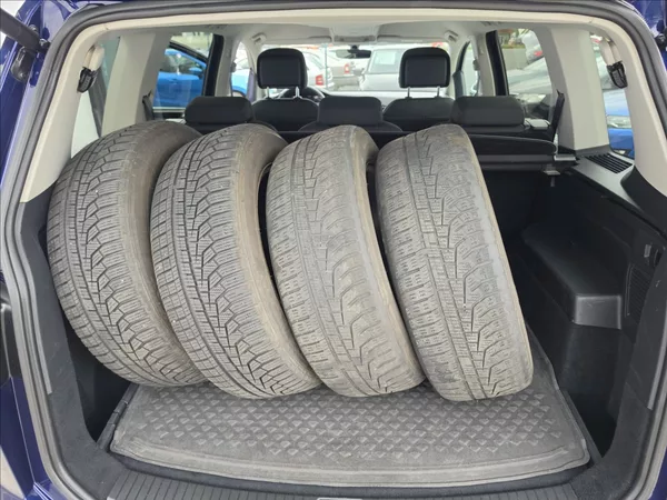 Volkswagen Touran 1,4 TSi 110KW DSG Highline 7MÍ - foto 32