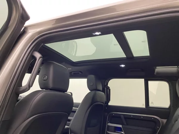 Land Rover Defender 110 D300 SE AWD AUT CZ - foto 31