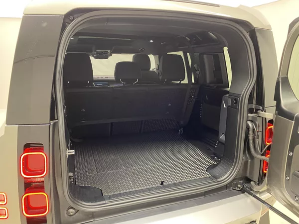 Land Rover Defender 110 D300 SE AWD AUT CZ - foto 6