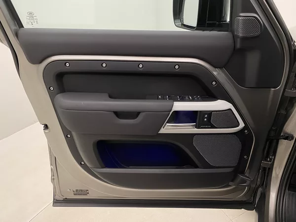 Land Rover Defender 110 D300 SE AWD AUT CZ - foto 7