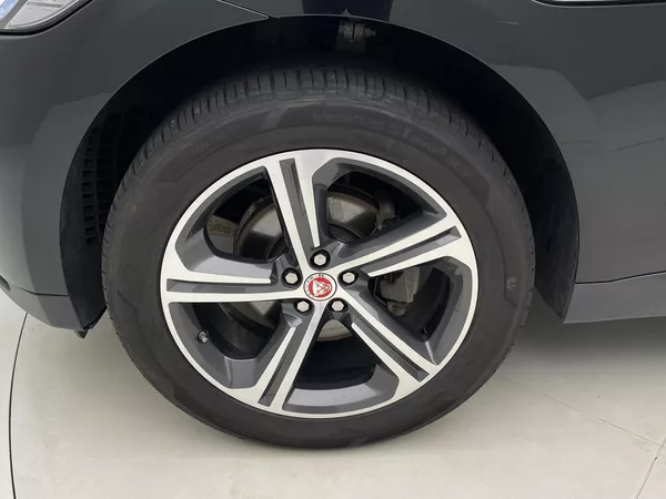 Jaguar F-Pace 25t AWD AUT - foto 29