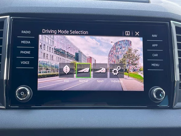 Škoda Karoq 1.5 TSI 110 kW Top Selection - foto 16