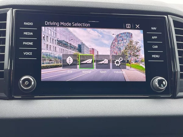 Škoda Karoq 1.5 TSI 110 kW DSG SportLine - foto 18