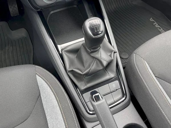 Škoda Scala 1.0 TSI 85kW Selection - foto 12