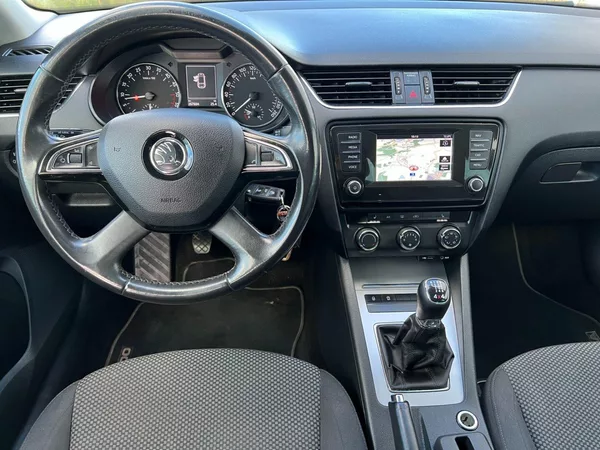 Škoda Octavia 1.6TDi 77kW 4x4! 2xkola! tažné - foto 13