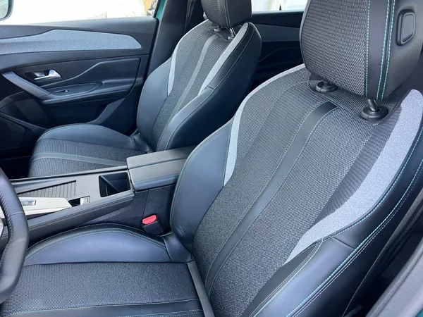 Peugeot 308 1.2PT 96kW! Allure! ČR! AUT. - foto 16