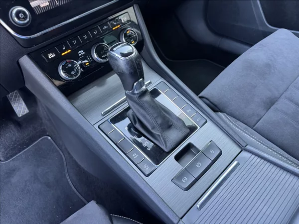 Škoda Superb 2,0 TDI DSG STYLE 1.maj. ČR - foto 33