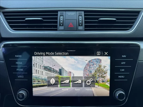 Škoda Superb 2,0 TDI DSG STYLE 1.maj. ČR - foto 44