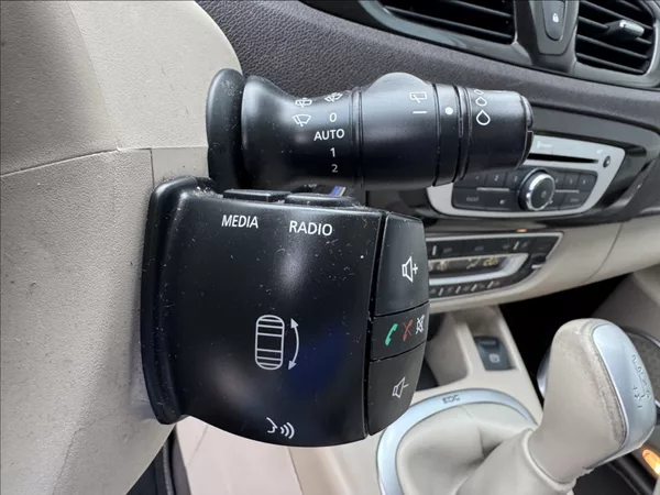 Renault Grand Scénic 1,5 dCi 7míst Navi Bose tažné - foto 30