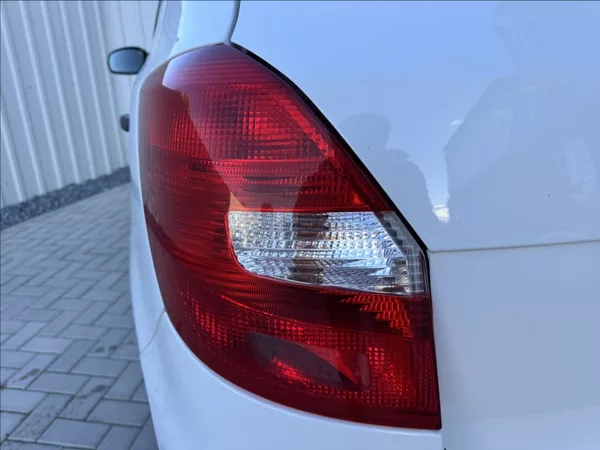 Škoda Fabia 1,4 i 16V 63kW DPH 1.maj ČR - foto 15