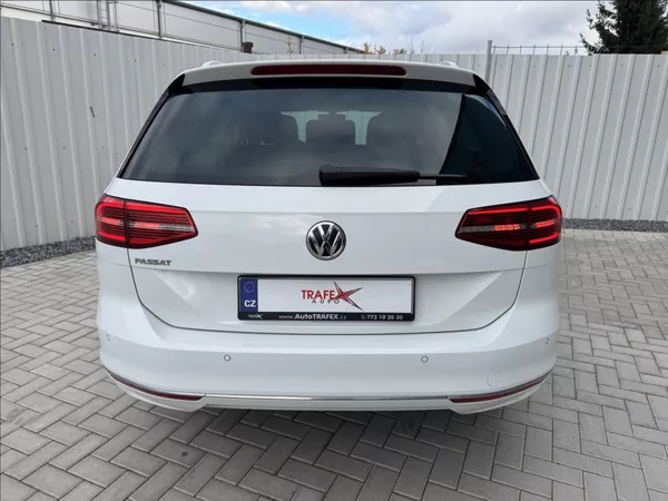 Volkswagen Passat 2,0 TDI HIGHLINE DPH 1.maj ČR - foto 11