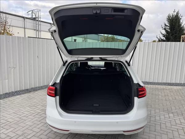 Volkswagen Passat 2,0 TDI HIGHLINE DPH 1.maj ČR - foto 12