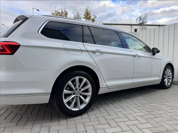 Volkswagen Passat 2,0 TDI HIGHLINE DPH 1.maj ČR - foto 17