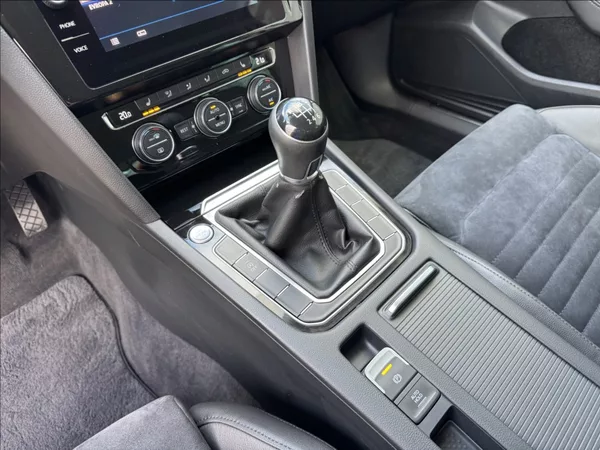 Volkswagen Passat 2,0 TDI HIGHLINE DPH 1.maj ČR - foto 33