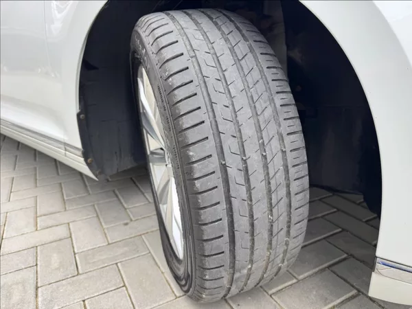 Volkswagen Passat 2,0 TDI HIGHLINE DPH 1.maj ČR - foto 47