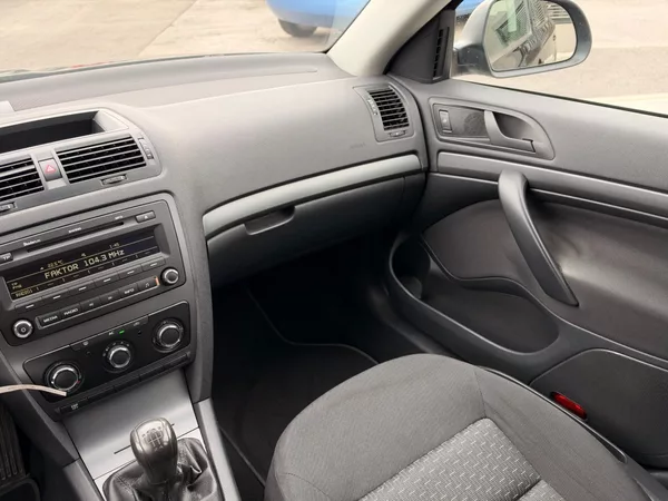 Škoda Octavia Ambition 1.6 MPi 75kW - foto 15