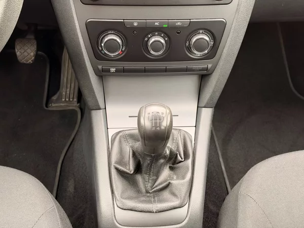 Škoda Octavia Ambition 1.6 MPi 75kW - foto 20