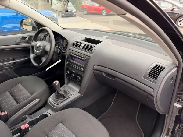 Škoda Octavia Ambition 1.6 MPi 75kW - foto 27