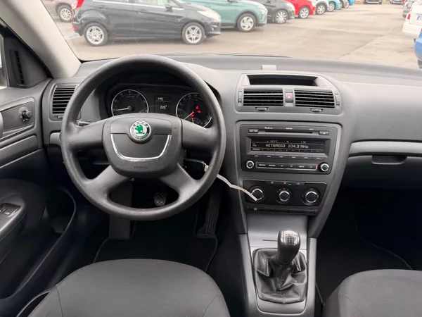 Škoda Octavia Ambition 1.6 MPi 75kW - foto 18