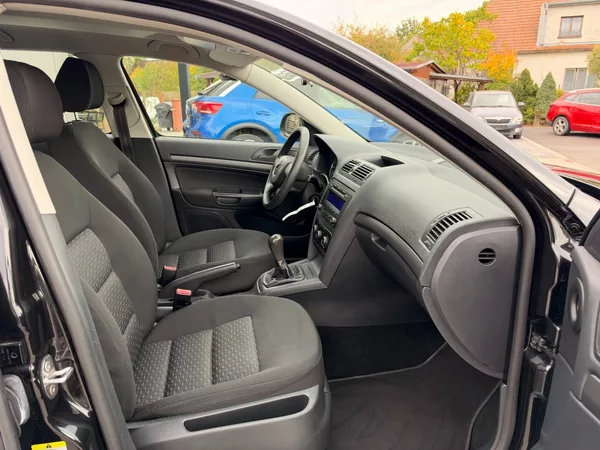 Škoda Octavia Ambition 1.6 MPi 75kW - foto 26