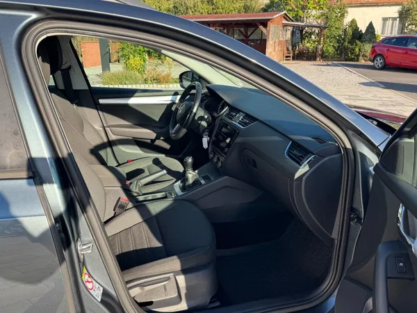 Škoda Octavia Style 1,0 TSI 85 Kw - foto 27