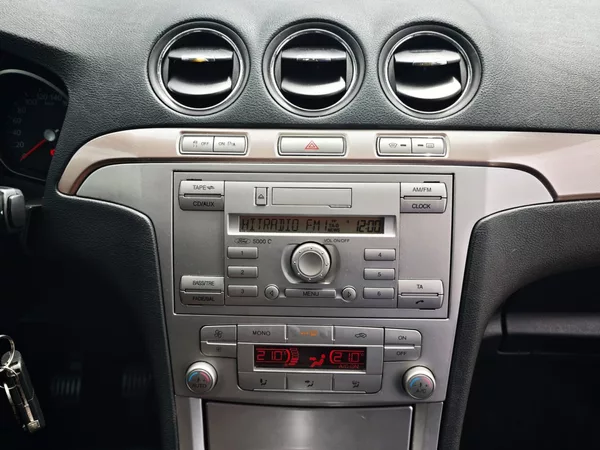 Ford Galaxy 2,0 TDCi 103 Kw Ghia 7 míst - foto 22