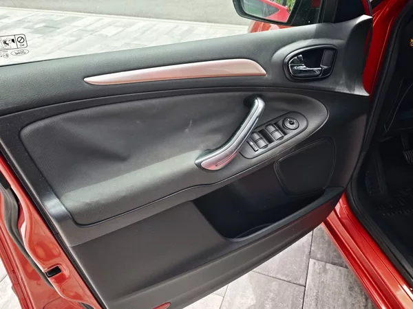 Ford Galaxy 2,0 TDCi 103 Kw Ghia 7 míst - foto 26