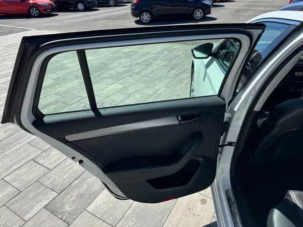 Škoda Superb 2,0 Tdi 110 Kw DSG STYLE + - foto 12