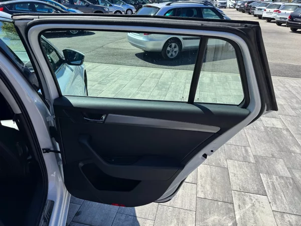 Škoda Superb 2,0 Tdi 110 Kw DSG STYLE + - foto 24