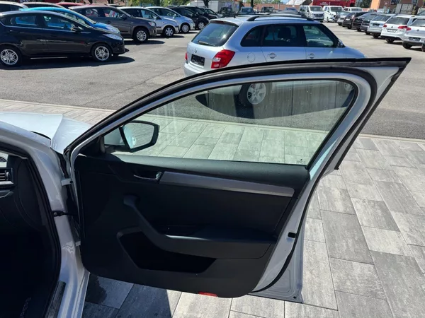 Škoda Superb 2,0 Tdi 110 Kw DSG STYLE + - foto 27