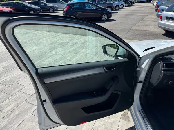 Škoda Superb 2,0 Tdi 110 Kw DSG STYLE + - foto 9