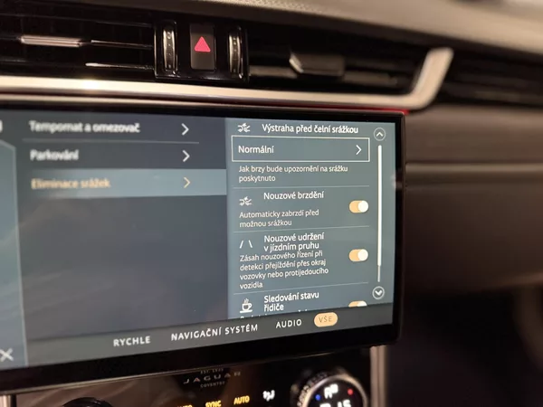 Jaguar XF 2.0d R-Dynamic, AWD,ZÁRUKA,200 - foto 26