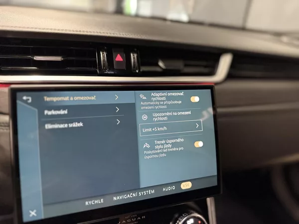 Jaguar XF 2.0d R-Dynamic, AWD,ZÁRUKA,200 - foto 27