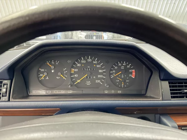 Mercedes-Benz Třídy E 2.3 , AT ,SERVIS DOLOŽEN! - foto 24
