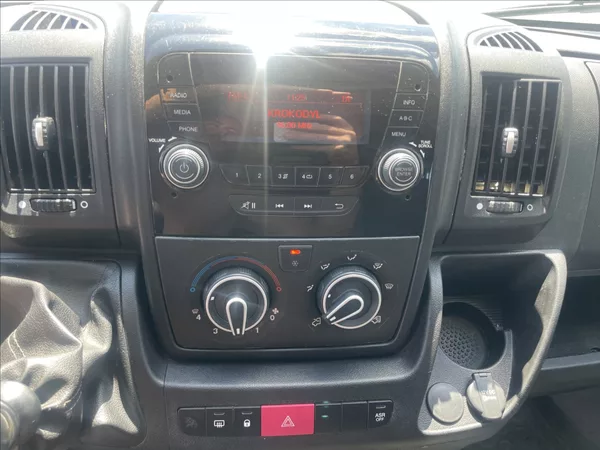 Peugeot Boxer 2,2 HDi 103kw Klima 6míst Tažn - foto 15