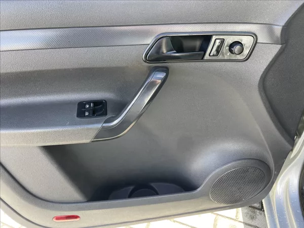 Volkswagen Caddy 1,6 TDi 75kw MAXI TAŽNÉ DPH - foto 17