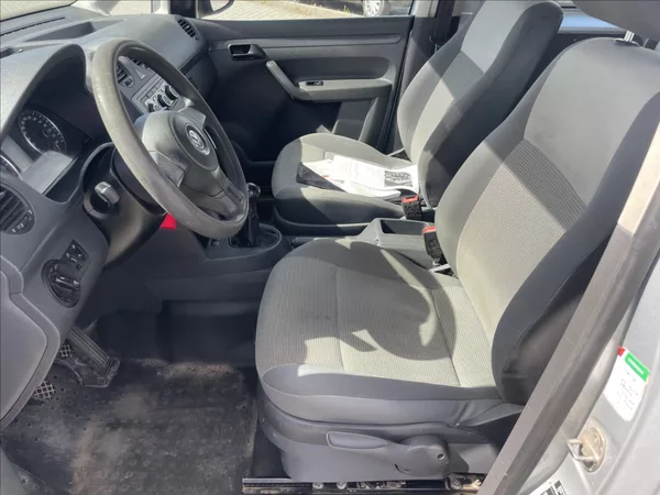 Volkswagen Caddy 1,6 TDi 75kw MAXI Tažné DPH po - foto 7
