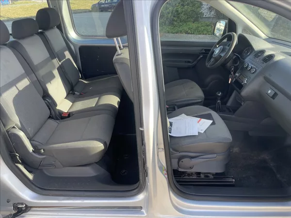 Volkswagen Caddy 1,6 TDi 75kw MAXI Tažné DPH po - foto 9
