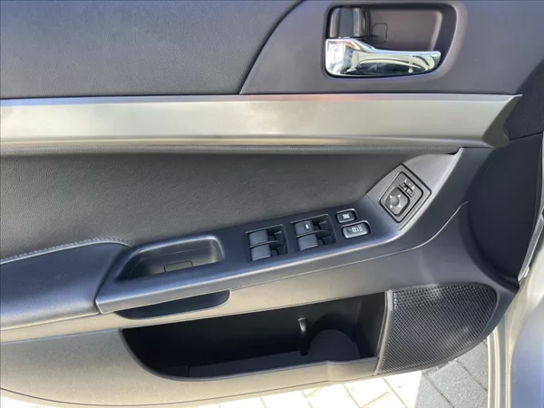 Mitsubishi Lancer 1,6 i 86kw Invite Klima Tažné - foto 17