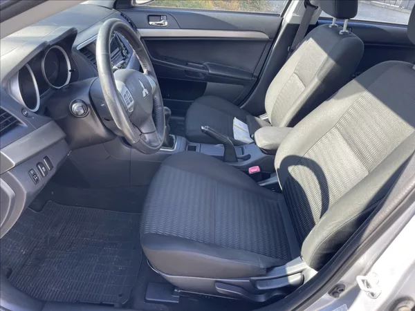 Mitsubishi Lancer 1,6 i 86kw Invite Klima Tažné - foto 7