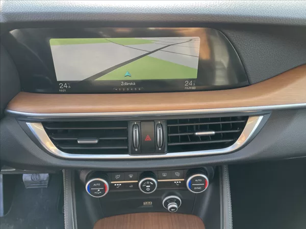 Alfa Romeo Stelvio 2,0 Turbo 280k Q4 AT8 4x4 Tažn - foto 18