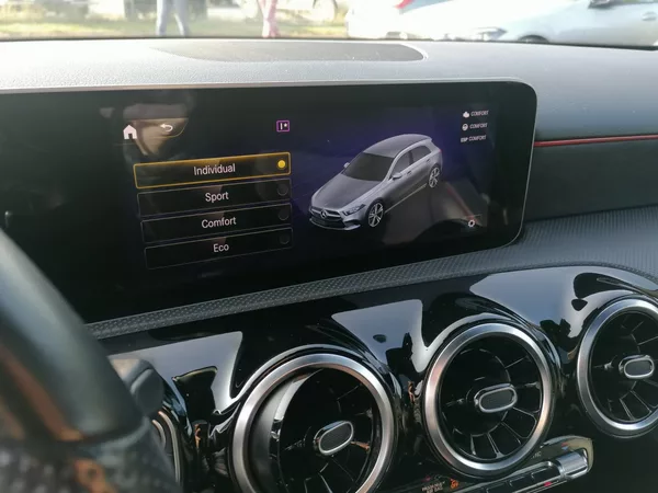 Mercedes-Benz Třídy A 2.0 200D AMG Line 110kW 9G - foto 32