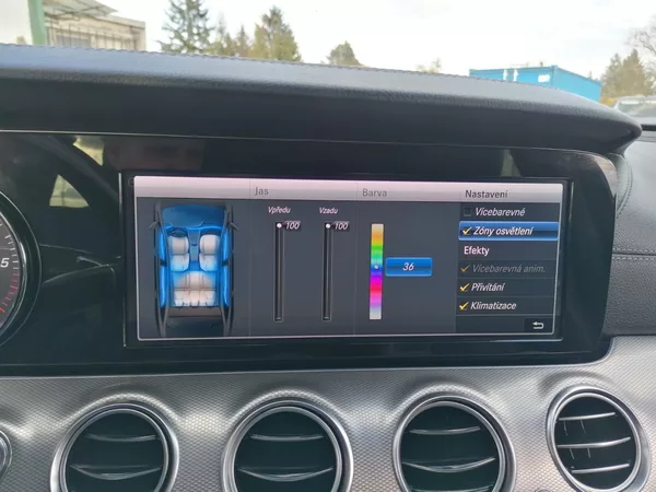 Mercedes-Benz Třídy E 200D AMG - foto 13