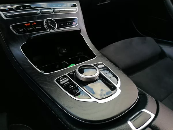 Mercedes-Benz Třídy E 200D AMG - foto 18