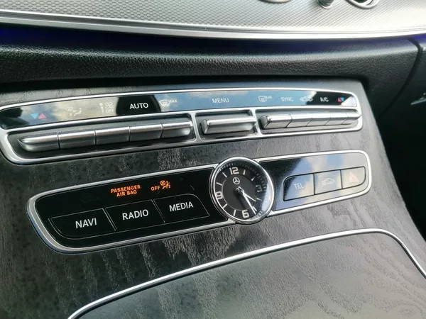 Mercedes-Benz Třídy E 200D AMG - foto 23
