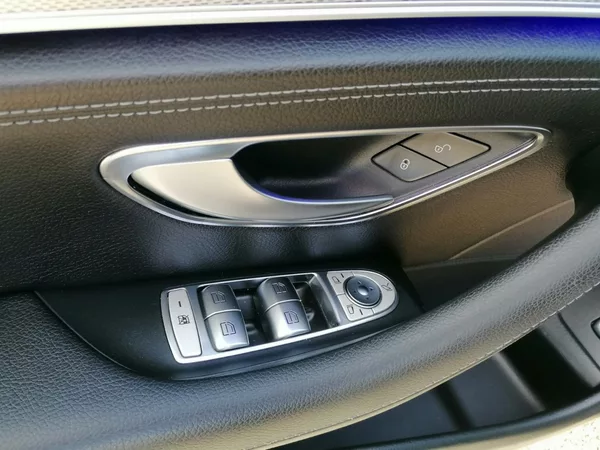 Mercedes-Benz Třídy E 200D AMG - foto 25