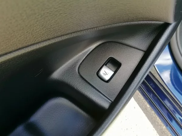 Mercedes-Benz Třídy E 200D AMG - foto 26