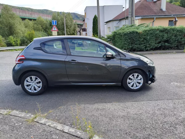 Peugeot 208 1,6 eHDI 68Kw - foto 5