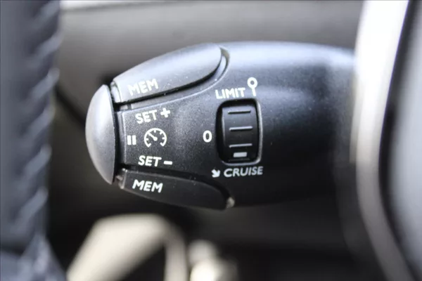 Peugeot 2008 1,2 PT ČR,1.MAJ.ALLURE,ZÁRUKA - foto 25