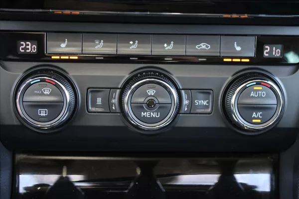Škoda Superb 2,0 TDI 1.MAJ,A/T,4x4,STYLE - foto 22